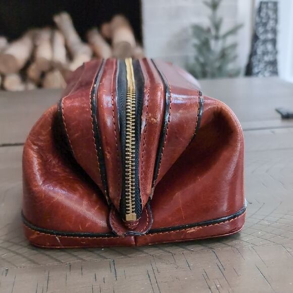 Vintage Bosca Brown Toiletry Bag with Genuine Leather and Zipper Closure - Picture 5 of 16